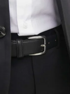 Ceinture noire unie avec une boucle argentée et un passant en simili