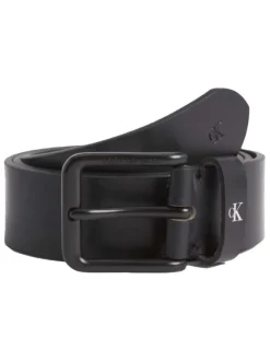 Ceinture noire unie en similicuir lisse avec logo embossé sur la bouce