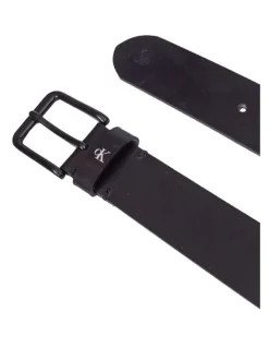 Ceinture noire unie en similicuir lisse avec logo embossé sur la bouce