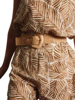Ceinture beige unie tressée pourvue d'une grosse boucle nacrée