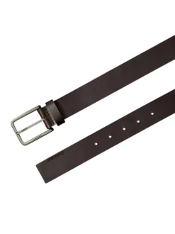 Ceinture brune unie lisse en cuir avec une boucle métallique