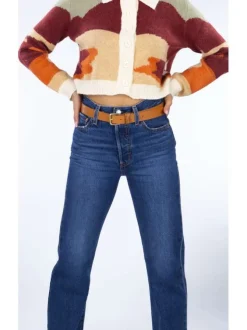 Ceinture camel unie avec une boucle métallique dorée et logo sur le passant