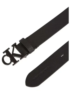 Ceinture en cuir grainé noir uni avec gros monogramme métallique