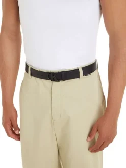 Ceinture en cuir grainé noir uni avec gros monogramme métallique