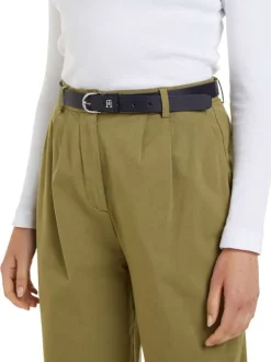 Ceinture en cuir marine unie avec une boucle et un logo métalliques argentés