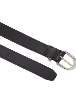 Ceinture en cuir noire avec une boucle ronde à ardillon argentée