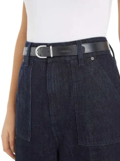 Ceinture en cuir noire avec une boucle ronde à ardillon argentée