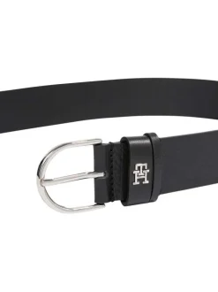 Ceinture en cuir noire unie avec des détails métalliques argentés