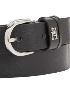 Ceinture en cuir noire unie avec détails métalliques argentés