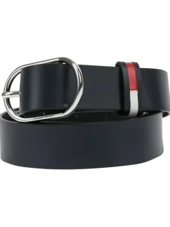 Ceinture en cuir noire unie avec nom de la marque inscrit sur la boucle