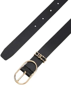 Ceinture en cuir noire unie à boucle ovale or et avec un passant métallique