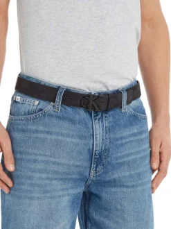 Ceinture en cuir noire unie effet usé avec monogramme sur la boucle