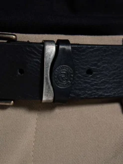 Ceinture en cuir noire unie pourvue d'une boucle de fermeture métallique