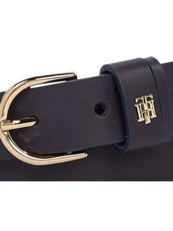 Ceinture marine en cuir grainé avec monogramme métallique doré sur le passant