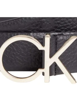 Ceinture noire avec monogramme métallique doré comme boucle à crochet