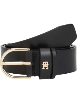 Ceinture noire en cuir lisse pourvu d'une boucle ardillon dorée