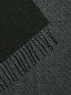 Écharpe bicolore noire et anthracite avec des franges aux extrémités