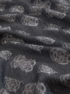 Écharpe noire en maille fine ornée d'un motif monogramme contrasté