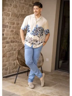 Chemise beige avec paysage imprimé à coupe droite avec un col cubain