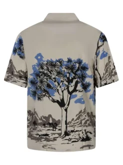 Chemise beige avec paysage imprimé à coupe droite avec un col cubain