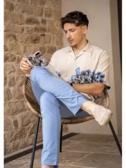 Chemise beige avec paysage imprimé à coupe droite avec un col cubain