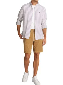 Chemise beige en lin rayée en blanc avec une coupe droite à col français