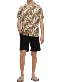 Chemise beige imprimé avec un col français et à manches courtes