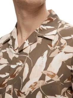Chemise beige imprimé avec un col français et à manches courtes