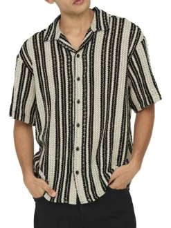 Chemise beige à motifs avec une coupe droite et un col à revers