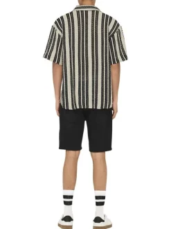 Chemise beige à motifs avec une coupe droite et un col à revers