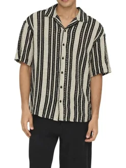 Chemise beige à motifs avec une coupe droite et un col à revers
