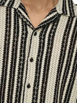 Chemise beige à motifs avec une coupe droite et un col à revers