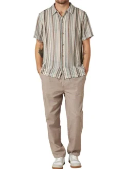 Chemise beige à rayures pourvue d'une coupe droite et d'un col boutonné