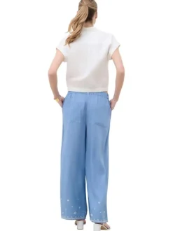 Chemise blanche à coupe ajustée pourvue d'un col à revers et de manches courtes