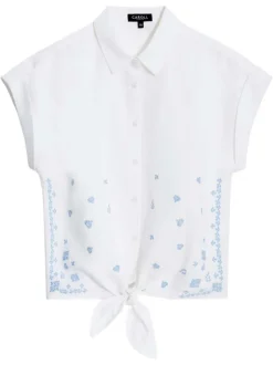 Chemise blanche à coupe ajustée pourvue d'un col à revers et de manches courtes