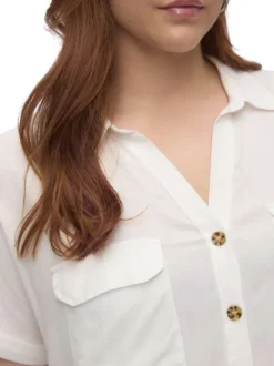Chemise blanche à coupe droite pourvue d'un col v à revers et de manches courtes
