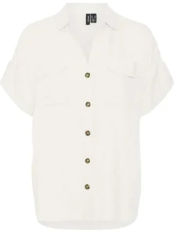 Chemise blanche à coupe droite pourvue d'un col v à revers et de manches courtes