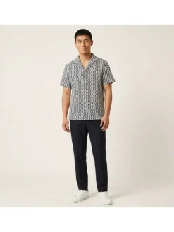 Chemise blanche et marine en crochet pourvue d'un col cubain