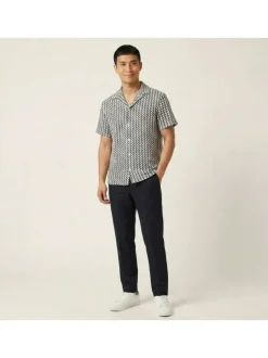 Chemise blanche et marine en crochet pourvue d'un col cubain