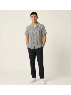 Chemise blanche et marine en crochet pourvue d'un col cubain
