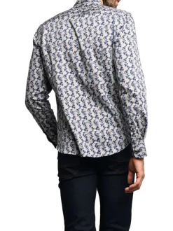 Chemise blanche fleurie avec une coupe ajustée et broderie sur la poitrine