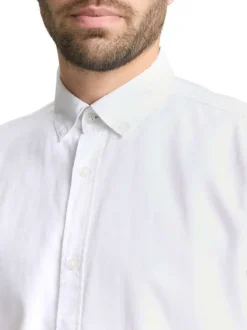 Chemise blanche uni avec un col boutonné et des manches longues