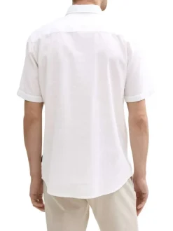 Chemise blanche unie avec une coupe droite et un col à revers