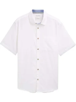 Chemise blanche unie avec une coupe droite et un col à revers