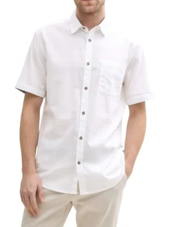 Chemise blanche unie avec une coupe droite et un col à revers