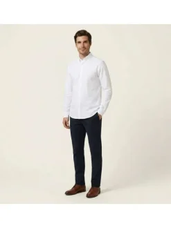 Chemise blanche unie en coton avec une coupe droite et un col à revers
