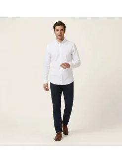 Chemise blanche unie en coton avec une coupe droite et un col à revers