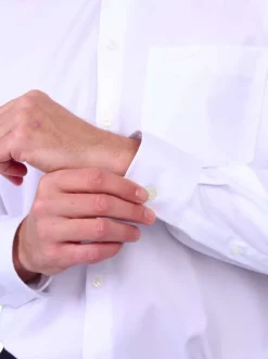 Chemise blanche unie en coton avec une coupe droite et un col à revers