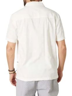 Chemise blanche unie pourvue d'une coupe droite et de manches courtes