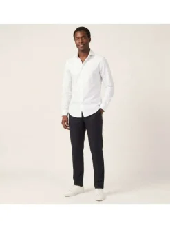 Chemise blanche unie pourvue d'une coupe droite et des manches longues